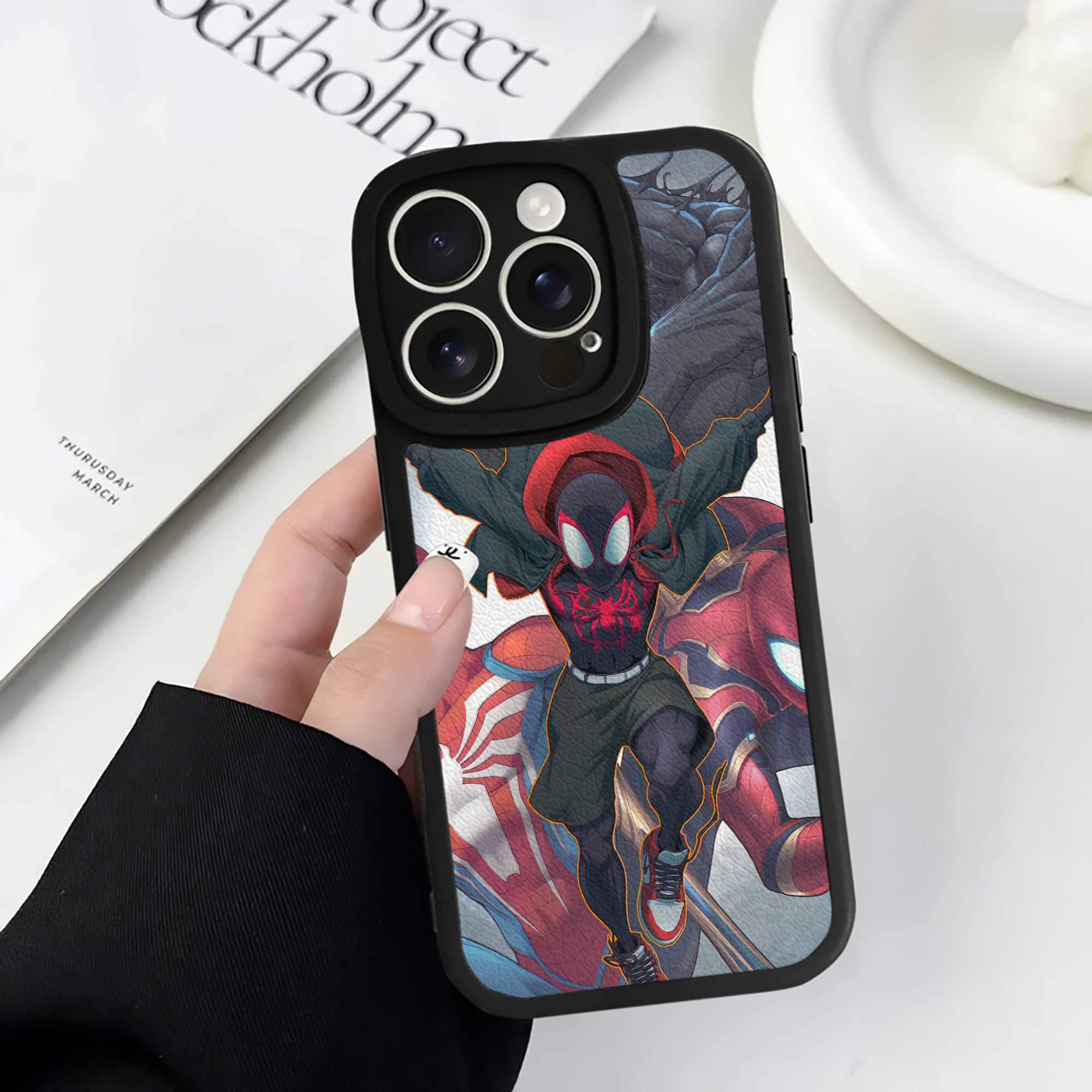 （画像用） Spider Man スパイダーマン 【iPhone 16シリーズ対応】シリコンスマホケース（レザー調） 材質：シリコン